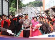 Kombes Vishnu wird vom Pora-Schwert begrüßt und übernimmt offiziell das Amt des Polizeichefs des Flughafens Soetta