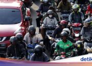 Müllwagen rammt Busbahnschranke in Cawang, Stau