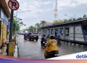 Die Überschwemmung der Jalan Gunung Sahari im Zentrum von Jakarta, die einst um 60 cm überschwemmt war, geht nun zurück