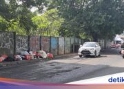 Anwohner geben an, jedes Mal genervt zu sein, wenn sie vor dem Cimanggis-Markt vorbeikommen: Die Straße sei beschädigt, es rieche nach Müll