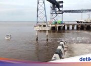 Brücke am Hafen von Tanjung Buton Siak stürzt ein, Motorräder fallen ins Meer