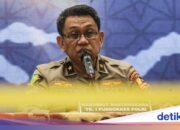 Nach der Autopsie wurden die Leichen von drei Personen in Warakas, Nord-Jakarta, ihren Familien übergeben