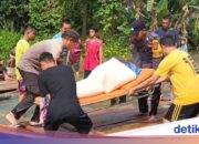 Polizeichef von Beduai, West-Kalimantan, transportiert Särge von in Überschwemmungen eingeschlossenen Bewohnern