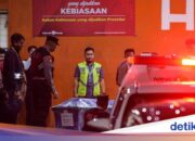 Die Leiche des Flugbegleiters der ATR 42-500 wird im Pluit Funeral Home beigesetzt