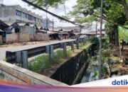 Der Graben am Cimanggis-Markt ist auch zu einem Ort zum Abladen von Müll geworden, es riecht übel