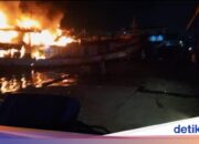 Fischerboot brennt in Penjaringan, 17 Feuerwehrautos im Einsatz