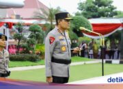 Ein anderer Moment bei der Beförderungszeremonie: Der regionale Polizeichef von Zentral-Java bittet die Mitglieder, ihre Familien mitzubringen