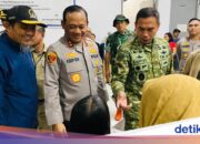 Metro-Polizeichef und Pangdam Jaya besuchen Flutflüchtlinge in Cilincing, Nord-Jakarta