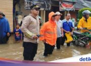 Die Geschichte hinter dem Wasser, das aus überfluteten Wohnhäusern in Tangerang austritt
