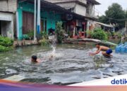 Pegangsaan Dua Nord-Jakarta ist immer noch überschwemmt und wird zu einem improvisierten Spielplatz für Kinder