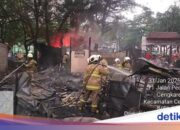 Bei Verdacht auf elektrischen Kurzschluss fängt ein semipermanentes Haus in Cengkareng Feuer