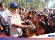 Tito besucht Grundschulen in Tapteng und sorgt für eine schnelle Wiederherstellung der Schulen nach der Katastrophe