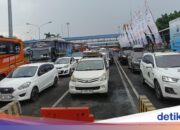 Rückkehrstrom zu den Neujahrsfeiertagen, Fahrzeugaufkommen im Hafen von Gilimanuk steigt