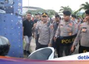 Die Polizei unterdrückt das Chaos nach dem Spiel Persita gegen Persija in Tangerang