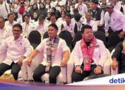 Kaesang kommt zur Einweihung des DPW-DPD PSI in ganz Süd-Sulawesi und wird von traditionellem Tanz begrüßt