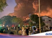 Feuer in der Sandalenfabrik in Medan, angeblich aus Rohstofflager