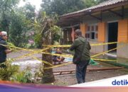 Momente des Schreckens, als das Land in der Nähe des Flusses einstürzt und das Haus in Pekalongan einstürzt