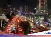 Auf dem Heimweg von der Arbeit kommt es nach starkem Regen zu Staus auf der Mautstraße Dalkot-Gatsu