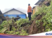 3 Meter hoher Erdrutsch an einer Klippe lässt Mauern von Häusern der Bewohner von Bogor einstürzen