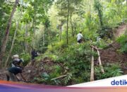 Erdrutsch in den Menoreh-Hügeln von Borobudur, Zugang zwischen den Dörfern unterbrochen