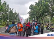 Arbeitermassen demonstrieren vor dem DKI-Rathaus und fordern eine Erhöhung der UMP