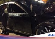 Auto von Zug nach Fahrerflucht durch Motorrad und Fußgänger in Nord-Jakarta verunglückt