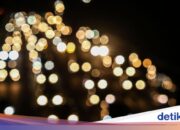 Nach dem Regen heute Nacht kommt es auf der Mautstraße von Jakarta zu Staus