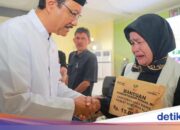 Sozialminister Gus Ipul überreicht den Erben der Flutopfer von Deli Serdang eine Entschädigung