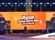 Moment der Neujahrsfeier beim Spenden im Banteng Field