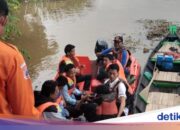 Brücke stürzt ein, Schüler in Ogan Ilir fahren mit dem Boot zur Schule