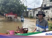 Die Geschichte eines reisenden Fischhändlers in Bekasi, der durch Überschwemmungen geht, um Geld zu verdienen