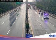 Überflutete Ausfallstraße, Autofahrer dürfen in Richtung Priok auf die Mautstraße Rawamangun einfahren