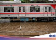 Überschwemmungen machen das Passieren der Schienen unmöglich, die KRL zum Tj Priok wird vorübergehend gestoppt