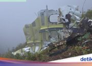 Das Flugzeug ATR 42-500 stürzte gegen einen Berghang und hinterließ mehrere Fragmente