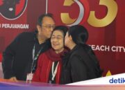 Der intime Moment, als Puan und Prananda Megawati während des nationalen PDIP-Arbeitstreffens auf die Wange küssten