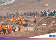 38 Leichensäcke von Cisarua-Erdrutschopfern an das DVI-Team übergeben