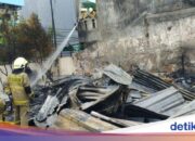 Bauarbeitern ist beim Liegen heiß, es stellt sich heraus, dass das Bett in West-Jakarta brennt