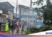 Regen und starker Wind, umgestürzte Bäume in Ciputat Tangsel trafen Autos