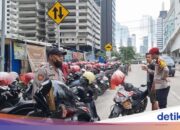 Ich habe eine Beschwerde über das Call Center 110 erhalten. Die Polizei überprüft 10.000 IDR auf illegales Parken in Süd-Jakarta