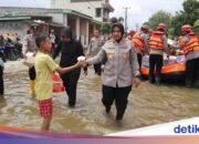 Überschwemmungen überschwemmen Häuser und Reisfelder in Bekasi, das Wasser erreicht 70 cm