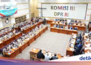 Die DPR-Fraktionen sind sich einig, dass sie die Nationalpolizei dabei unterstützen, unter dem Präsidenten zu bleiben