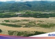 Viele Dörfer werden zu Flüssen nach der Katastrophe auf Sumatra