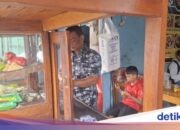 Dank der Überschwemmungen verdienen Fleischbällchenverkäufer in Rawa Buaya, West-Jakarta, Geld