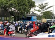 Ragunan voller Besucher, Fahrzeuge schlängeln sich am Eingang