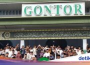 Tausende Trauergäste nehmen an der Beerdigung des Leiters des islamischen Internats Gontor teil