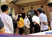 Das Zuhause der Eltern der KKP-Mitarbeiter, die Passagiere des abgestürzten ATR-Flugzeugs waren, war voller Angehörige