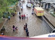 Während der Überschwemmung auf der Jalan Daan Mogot wurde es zu einer „spontanen Fahrt“ für Kinder, um im Wasser zu spielen
