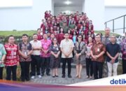 Beim Besuch der Minahasa-Volksschule lädt der stellvertretende Innenminister die Schüler ein, leidenschaftlich zu lernen