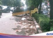 LKW kippte aufgrund einer Reifenexplosion im Zentrum von Jakarta um, 2 Personen wurden verletzt