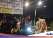 Die Polizei von Brimob Polda Metro-East Jakarta patrouilliert in Kramat Jati, um Schlägereien zu verhindern